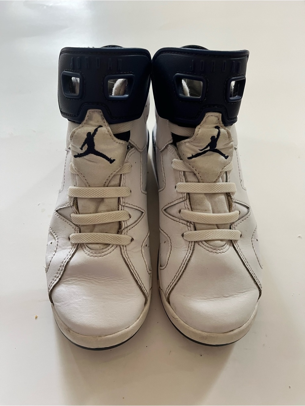 Jordan boys White and navy High-Top Sneakers